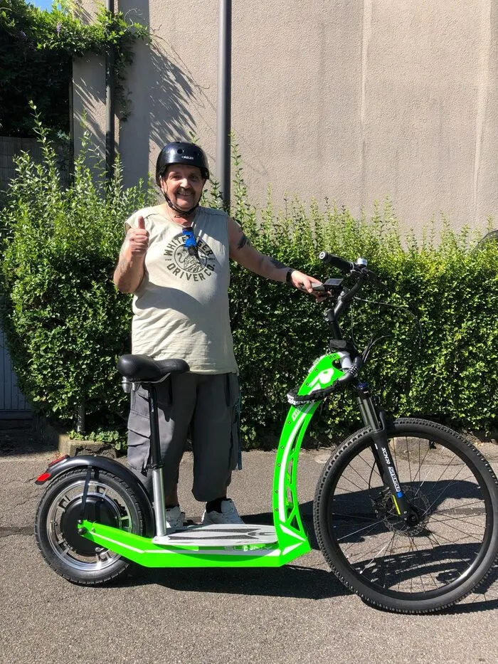 Glücklicher E-Scooter-Kunde